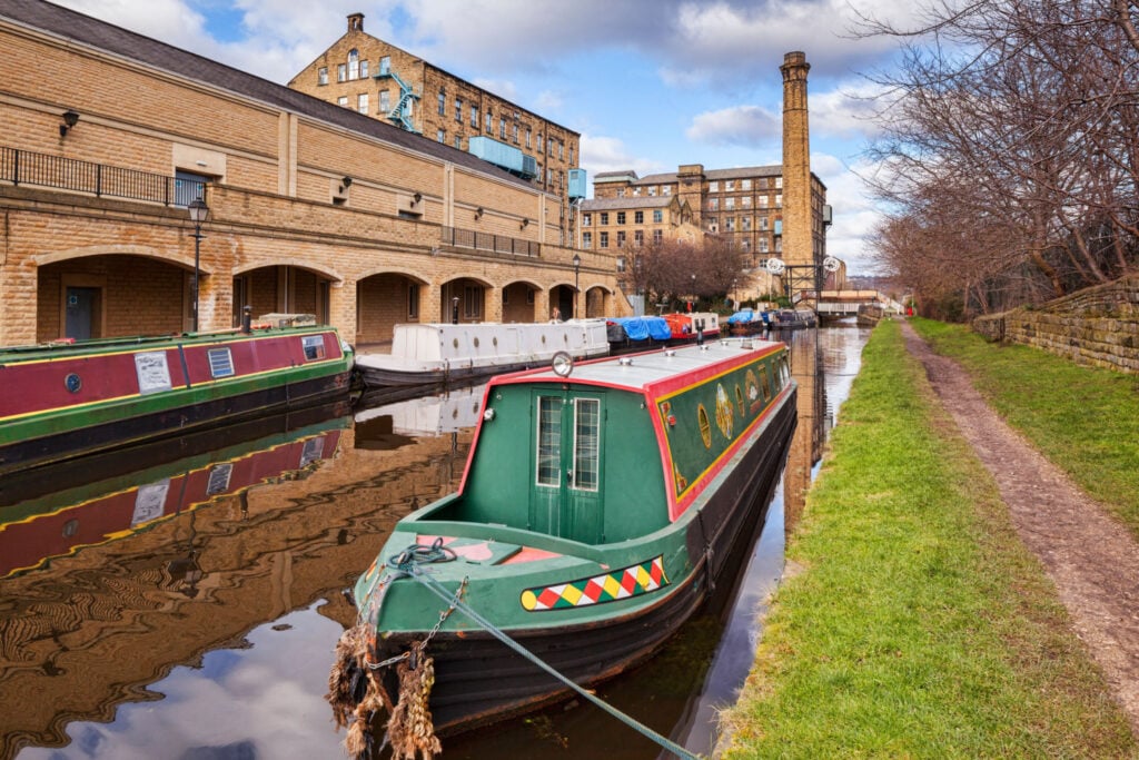 Image name narrow boats huddersfield broad canal yorkshire the 1 image from the post Walk: Huddersfield Broad Canal in Yorkshire.com.