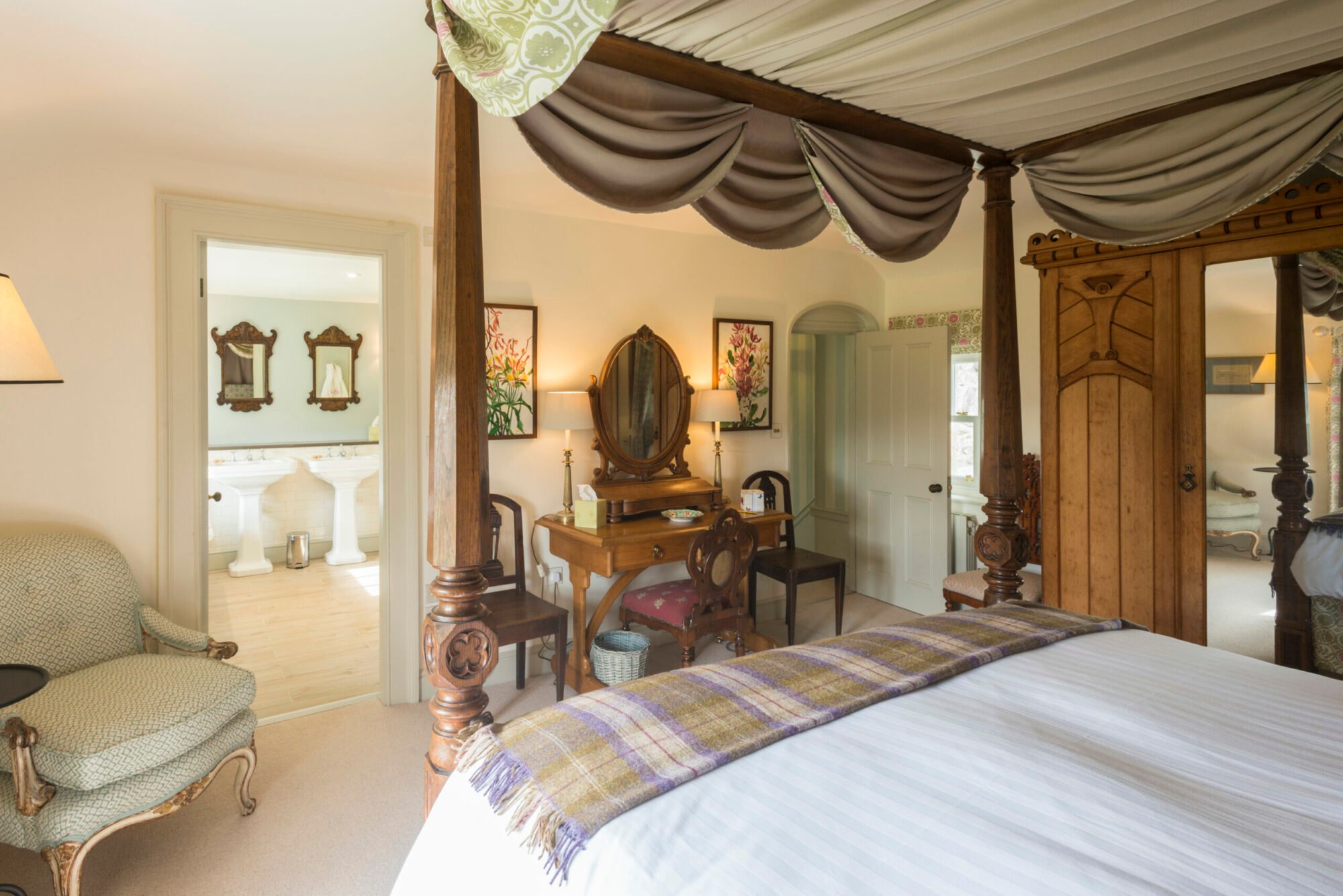 Image name DEVONSHIRE BOLT HOLES YORKSHIRE STANK HOUSE FARM FOUR POSTER BED scaled the 6 image from the post Luxury with a Difference in Yorkshire.com.