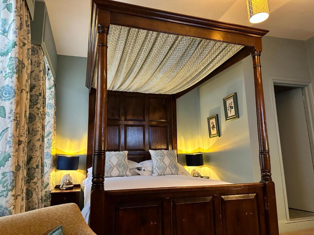 Image name four poster bed george hotel easingwold yorkshire the 1 image from the post The George Hotel Easingwold in Yorkshire.com.