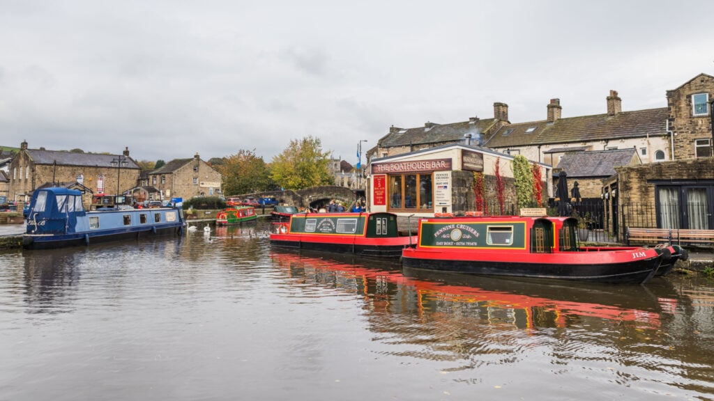 Image name skipton canal yorkshire the 1 image from the post Walk: Springs Branch of the Leeds Liverpool Canal in Yorkshire.com.