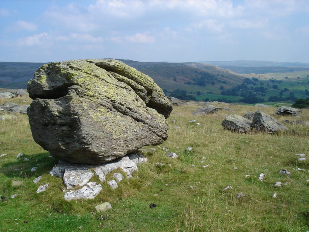 Image name norber erratics austwick north yorkshire the 1 image from the post Walk: Austwick, Norber Erratics, Crummackdale and Feizor in Yorkshire.com.