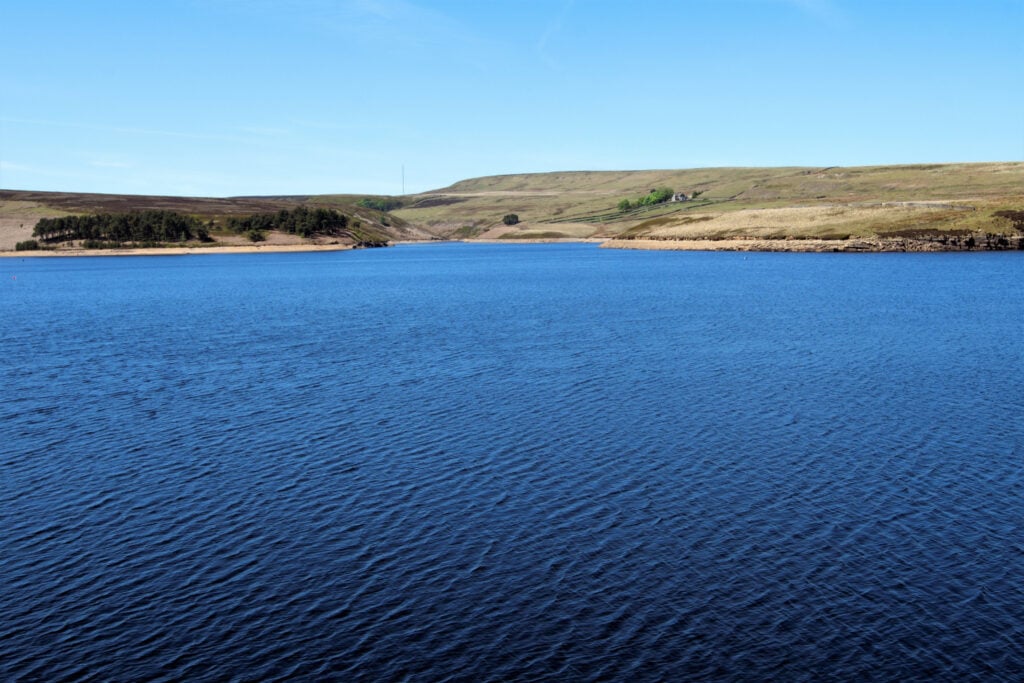 Image name winscar reservoir sheffield south yorkshire the 1 image from the post Walk: Winscar Reservoir in Yorkshire.com.