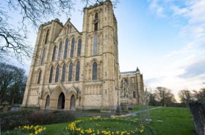 Image name spring dafodils landscape ripon cathedral north yorkshire the 2 image from the post Ripon in Yorkshire.com.